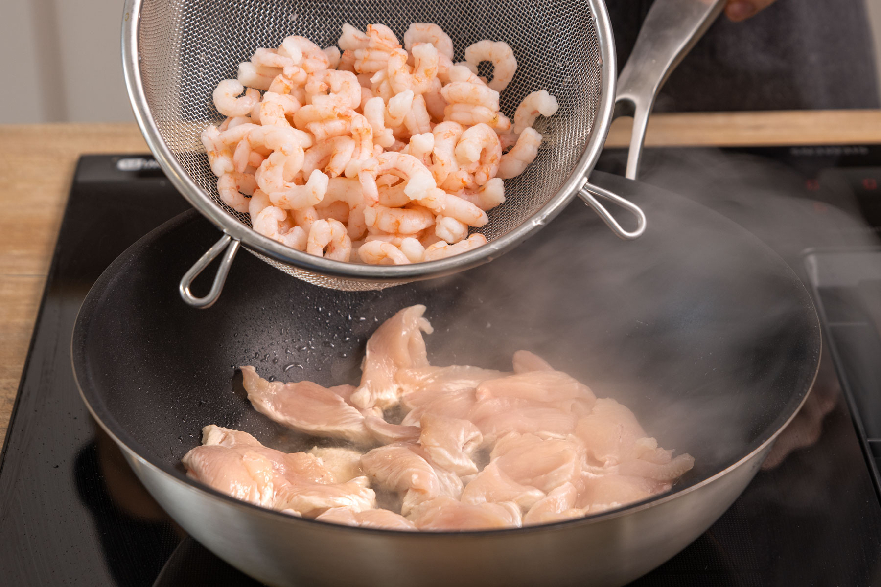 Garnelen und Hähnchen anbraten