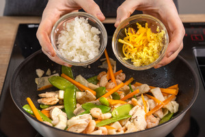 Zwiebel, Knoblauch, Ingwer und Chili dazugeben