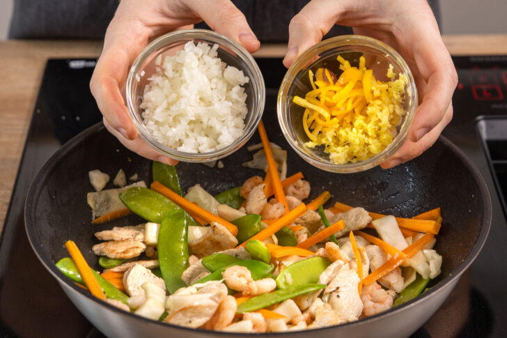 Zwiebel, Knoblauch, Ingwer und Chili dazugeben