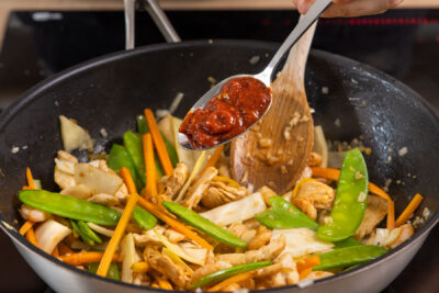 Bami Goreng mit Sambal Oelek würzen