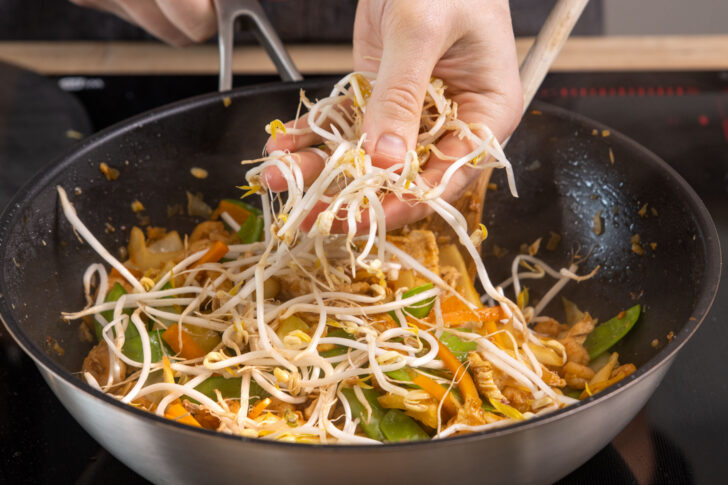 Bami Goreng mit Sprossen verfeinern