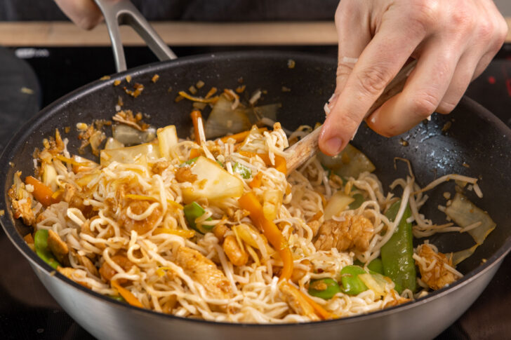 Bami Goreng verrühren