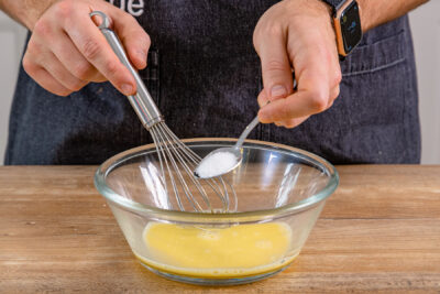 Vanillezucker zu Ei und Milch geben