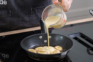 Banane mit Teig übergießen