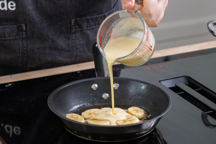 Banane mit Teig übergießen