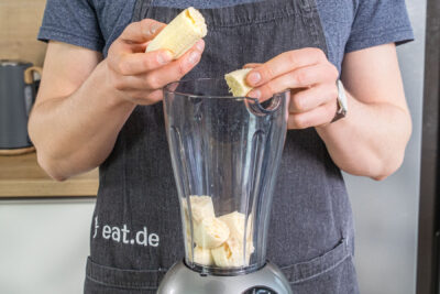 Banane in den Mixer geben