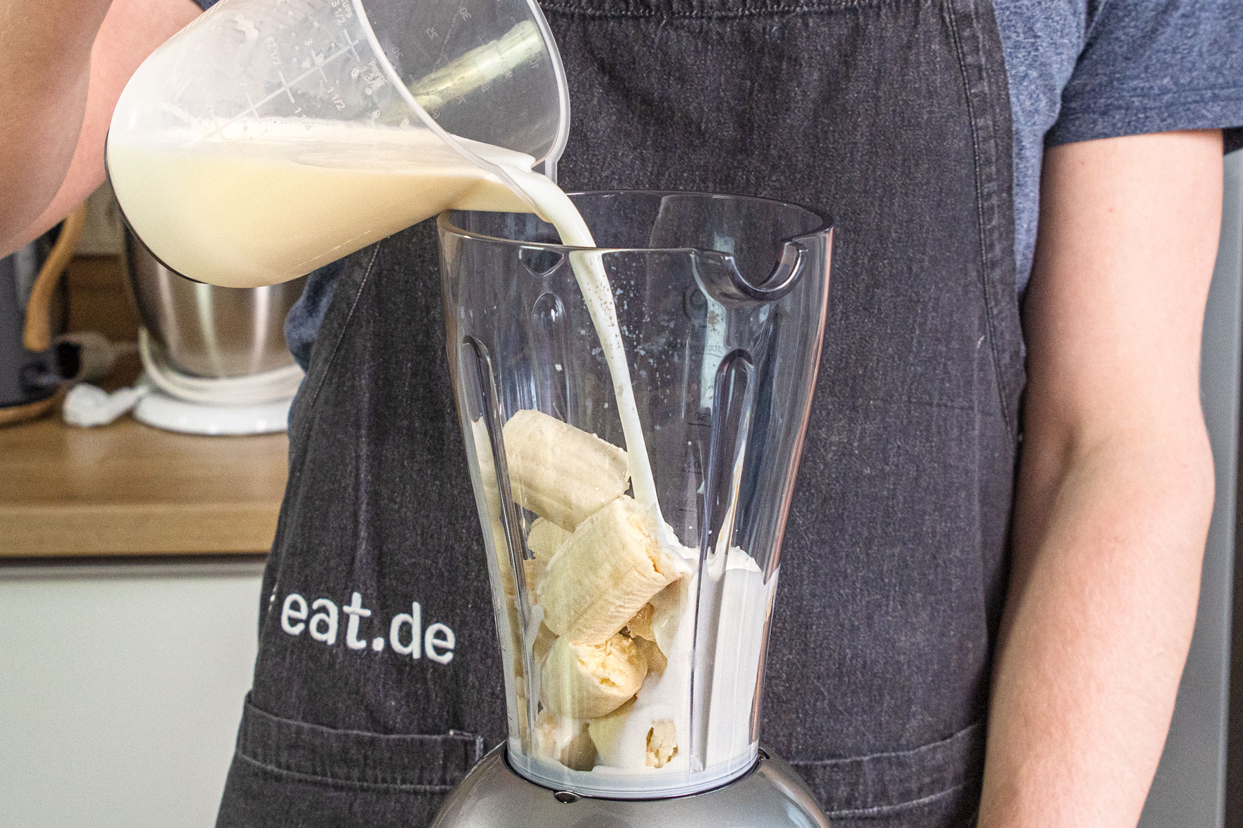 Milch dazu gießen