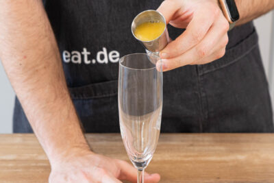 Pfirsichpüree ins Glas geben