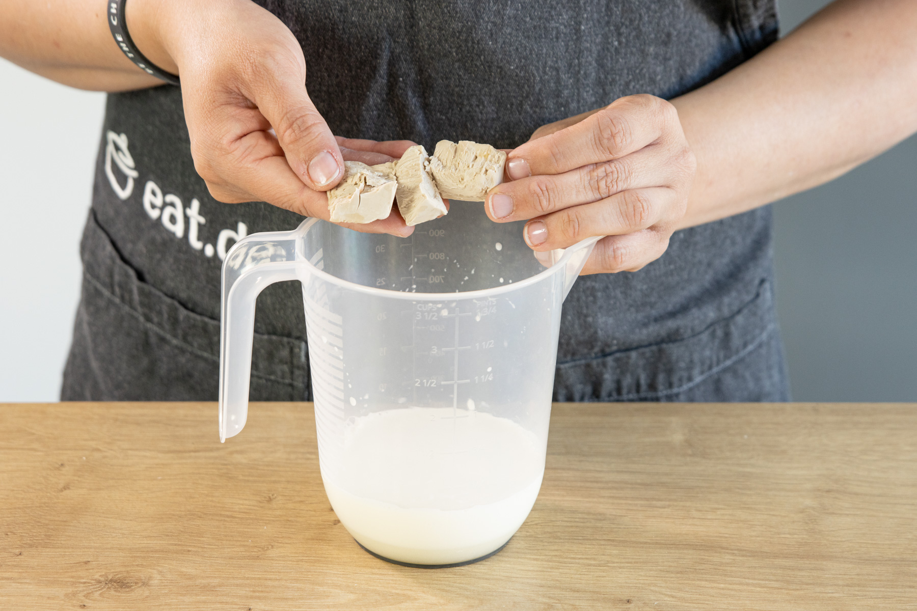 Hefe in Milch auflösen