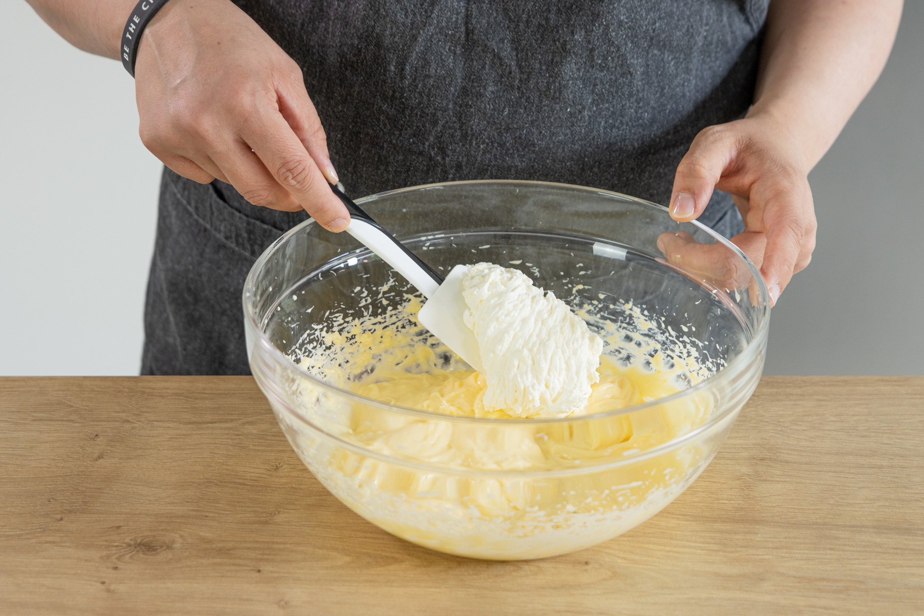 Sahne für die Bienenstich-Torte unterheben