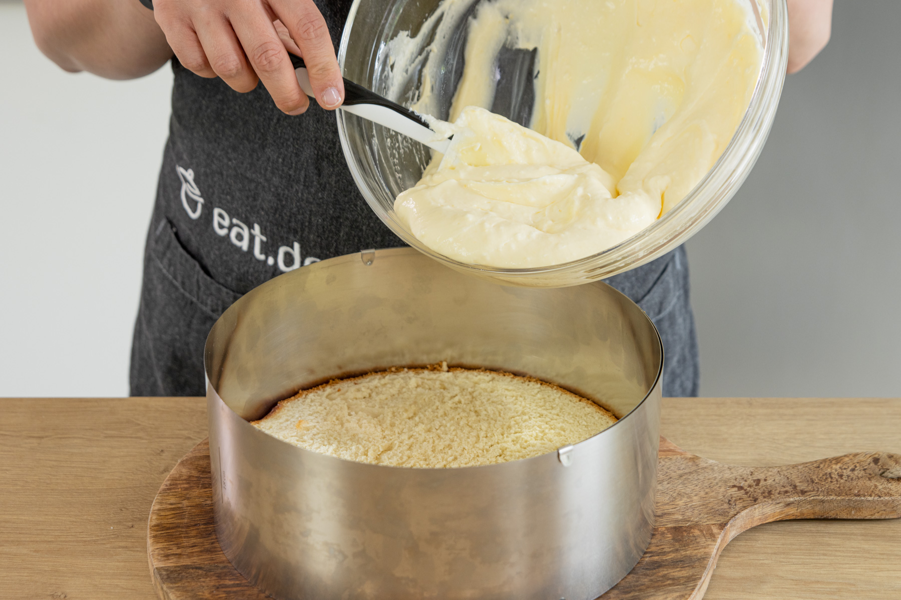 Puddingcreme auf der Bienenstich-Torte verstreichen
