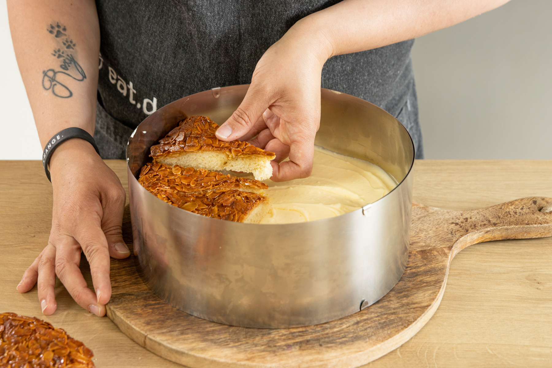 Bienenstich-Torte zusammensetzen