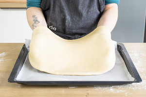 Hefeteig auf das Blech legen