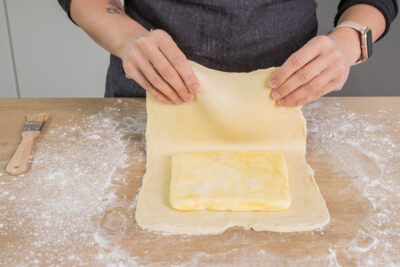 Butterplatte darauflegen