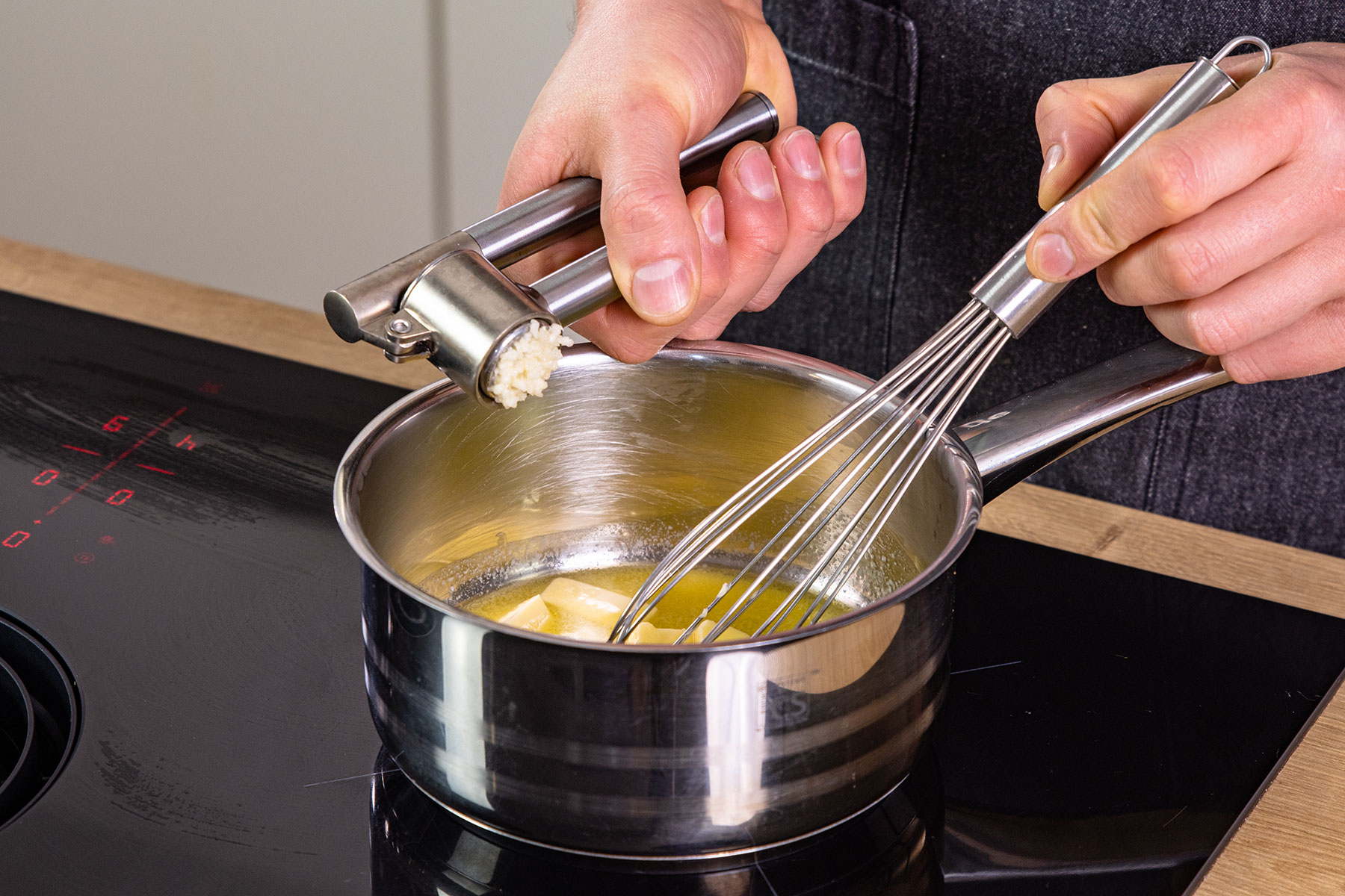 Knoblauch zu Butter pressen