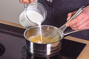 Milch dazugießen