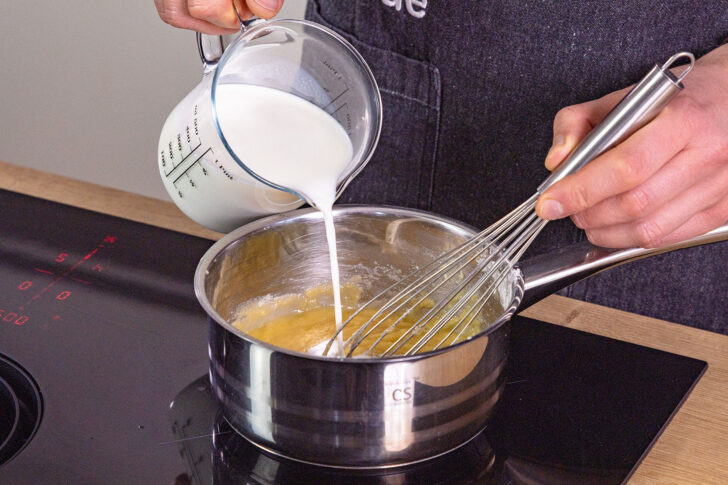Milch dazugießen