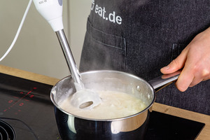 Blumenkohlcremesuppe mit Frischkäse pürieren