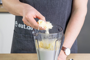 Käse in das Blumenkohlpüree unterheben