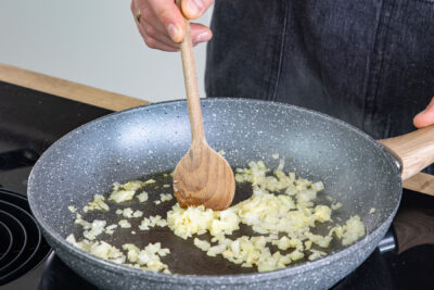 Zwiebeln und Knoblauch anschwitzen