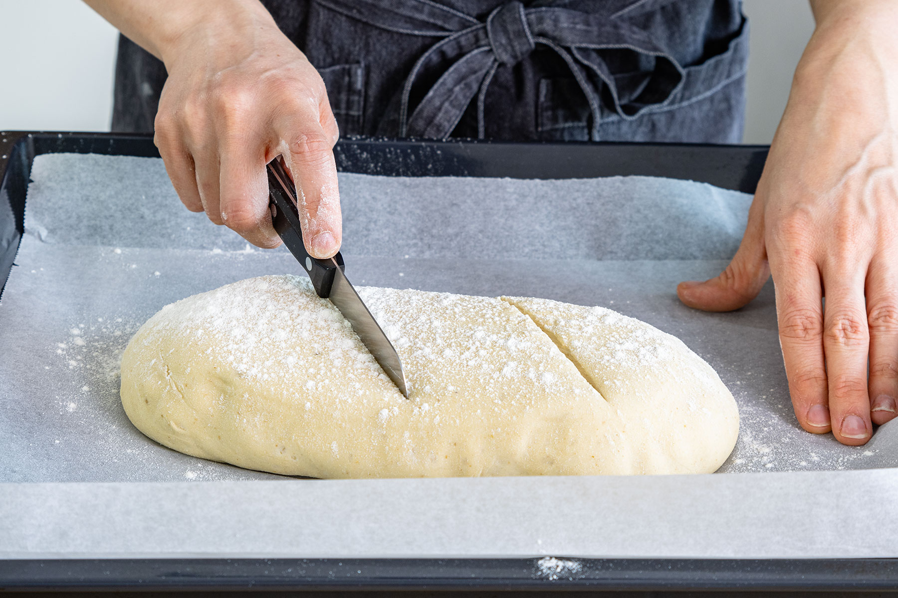 Brot einschneiden