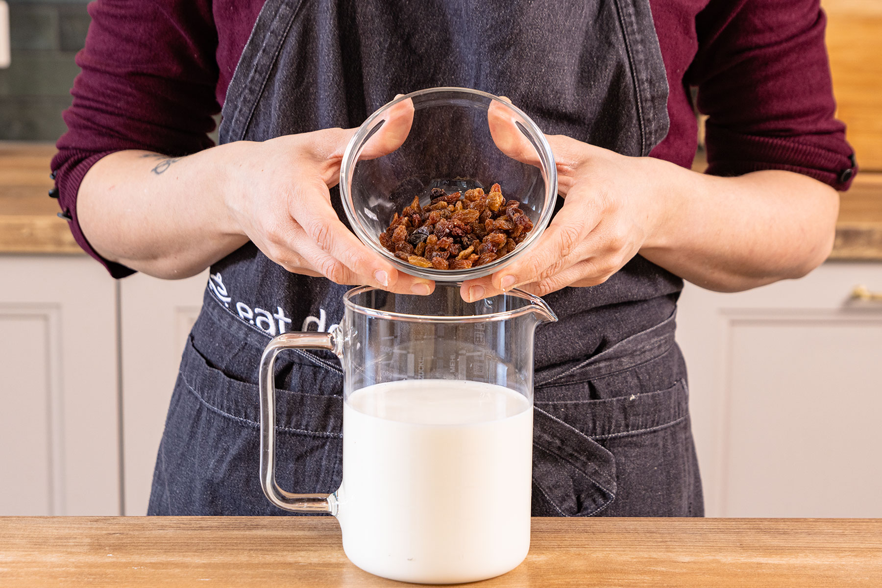 Rosinen in die MIlch geben