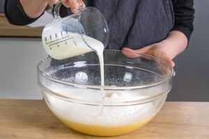 Milch zum Teig gießen