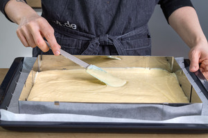 Buttermilchkuchen auf Blech verteilen