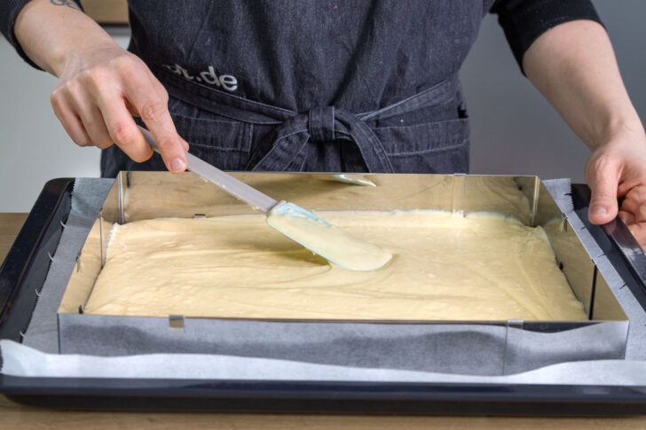 Buttermilchkuchen auf Blech verteilen