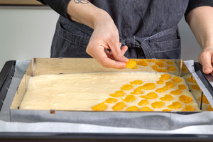 Buttermilchkuchen mit Mandarinen belegen