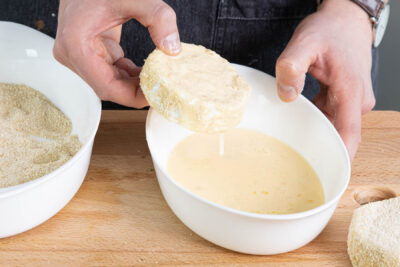 Camembert mehrmals panieren