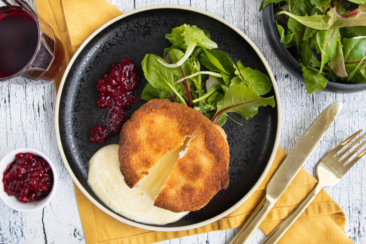 Camembert paniert und gebacken