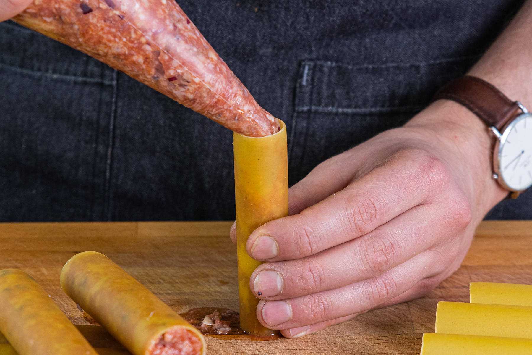Hackfleisch-Mischung in die Cannelloni füllen