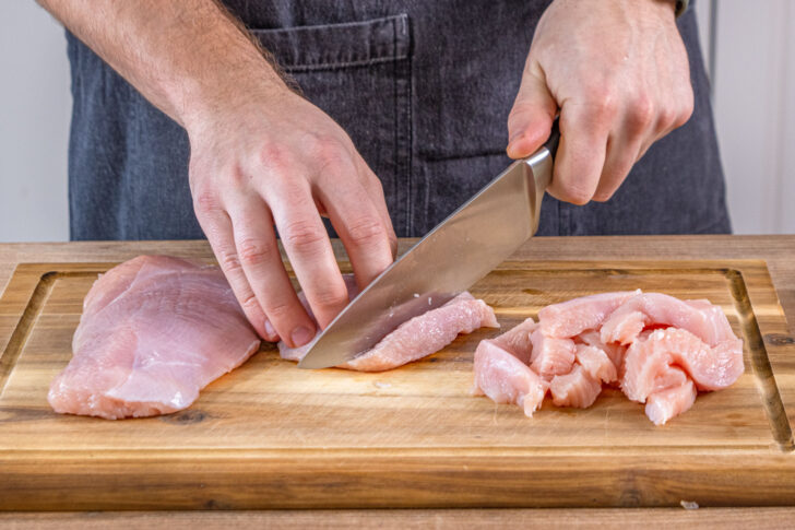 Fleisch in Streifen schneiden