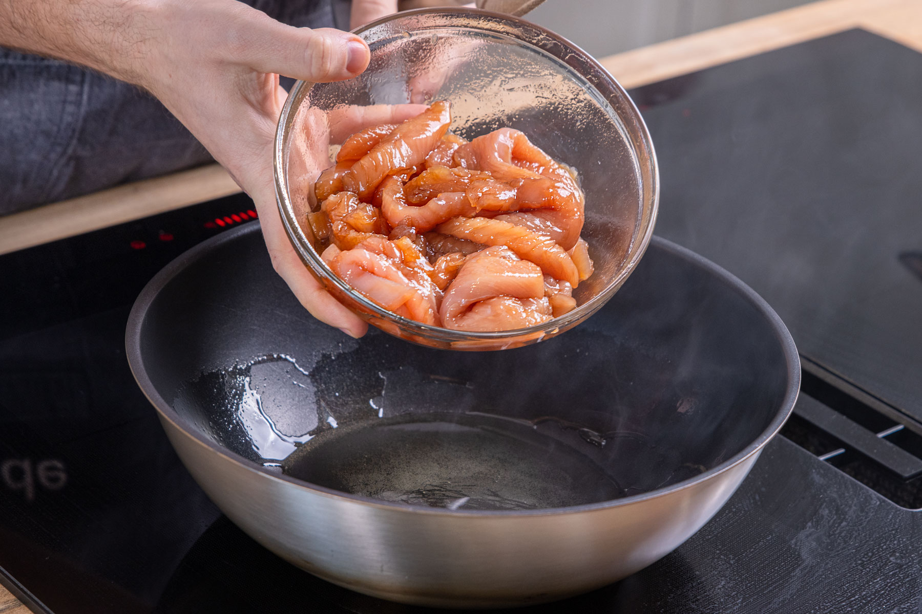 Putenschnitzel in den Wok geben
