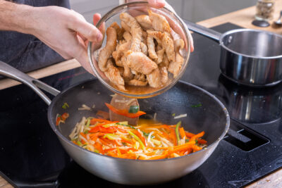 Fleisch wieder zum Chop Suey in den Wok geben
