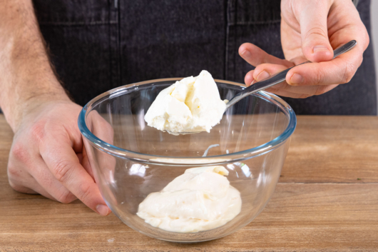 Crème fraîche zu Mayonnaise geben