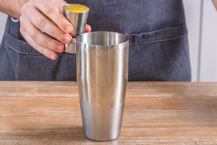Für den Coconut Kiss Saft in den Shaker geben