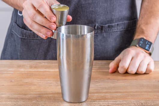 Saft in den Shaker gießen
