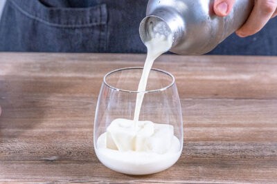 Coconut Kiss in ein Glas gießen