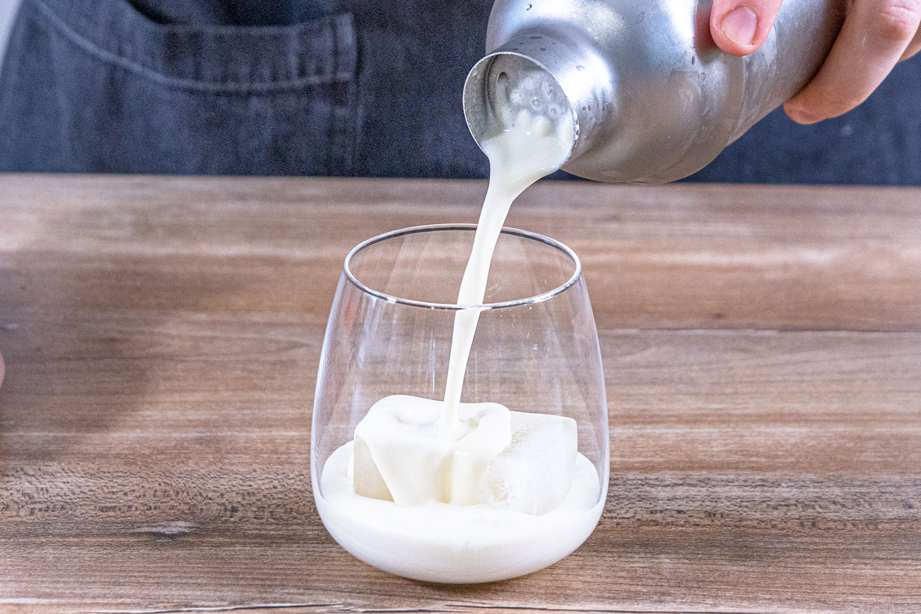 Coconut Kiss in ein Glas gießen