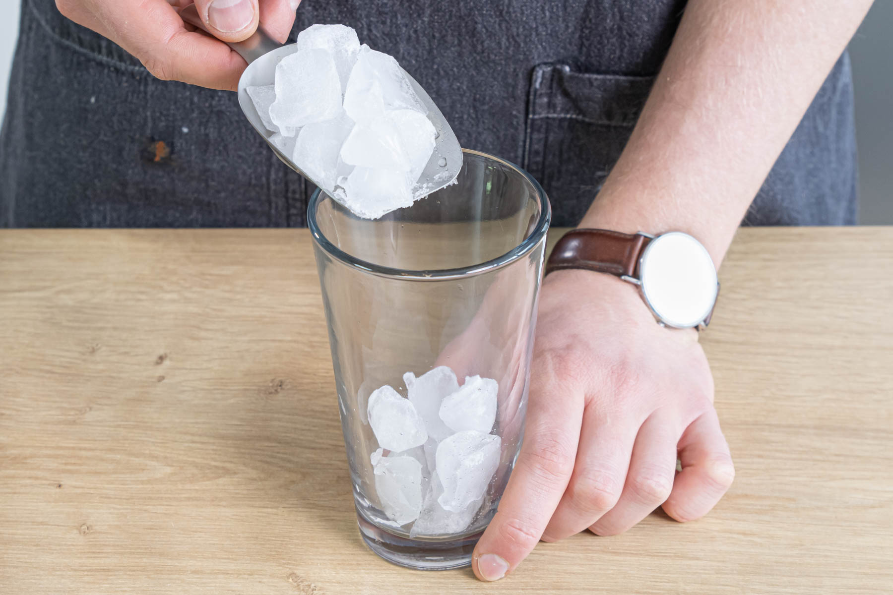 Eis in einen Shaker geben
