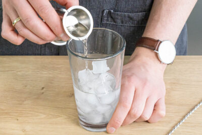 Wermut und Gin zum eis geben