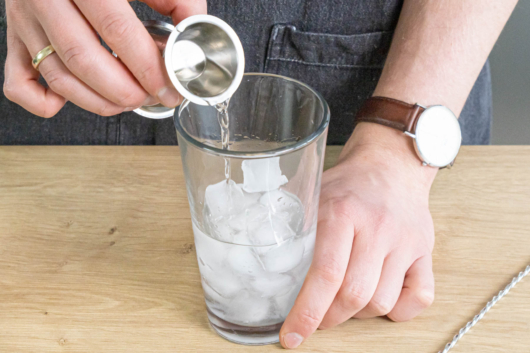Wermut und Gin zum eis geben