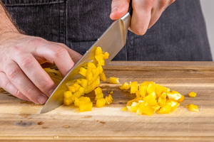 Paprika würfeln