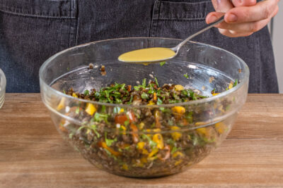 Dressing zum einfachen Linsensalat geben