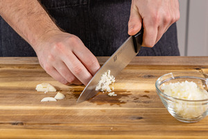 Zwiebel und Knoblauch schneiden