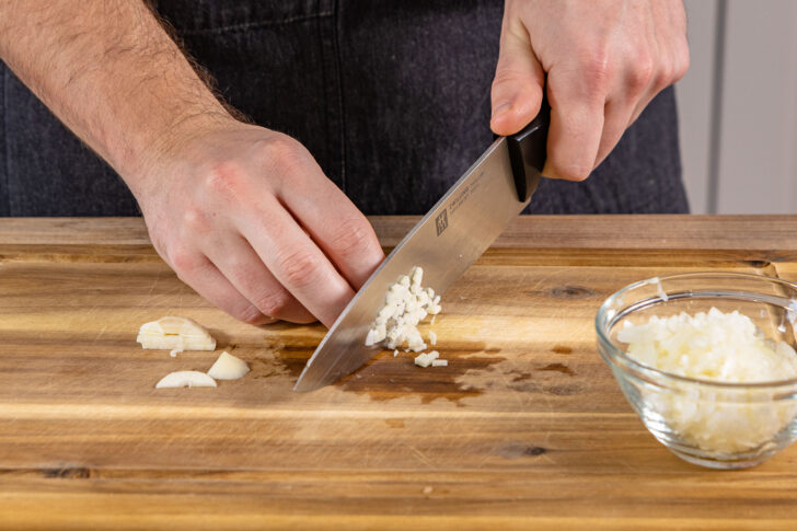 Zwiebel und Knoblauch schneiden