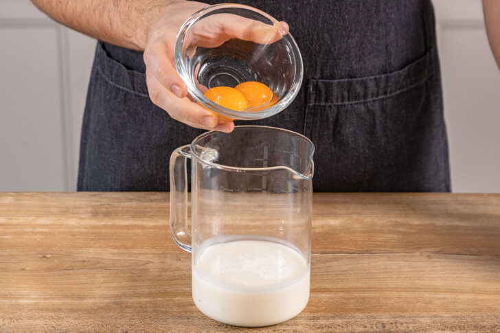 Eigelb zu Sahne und Milch geben