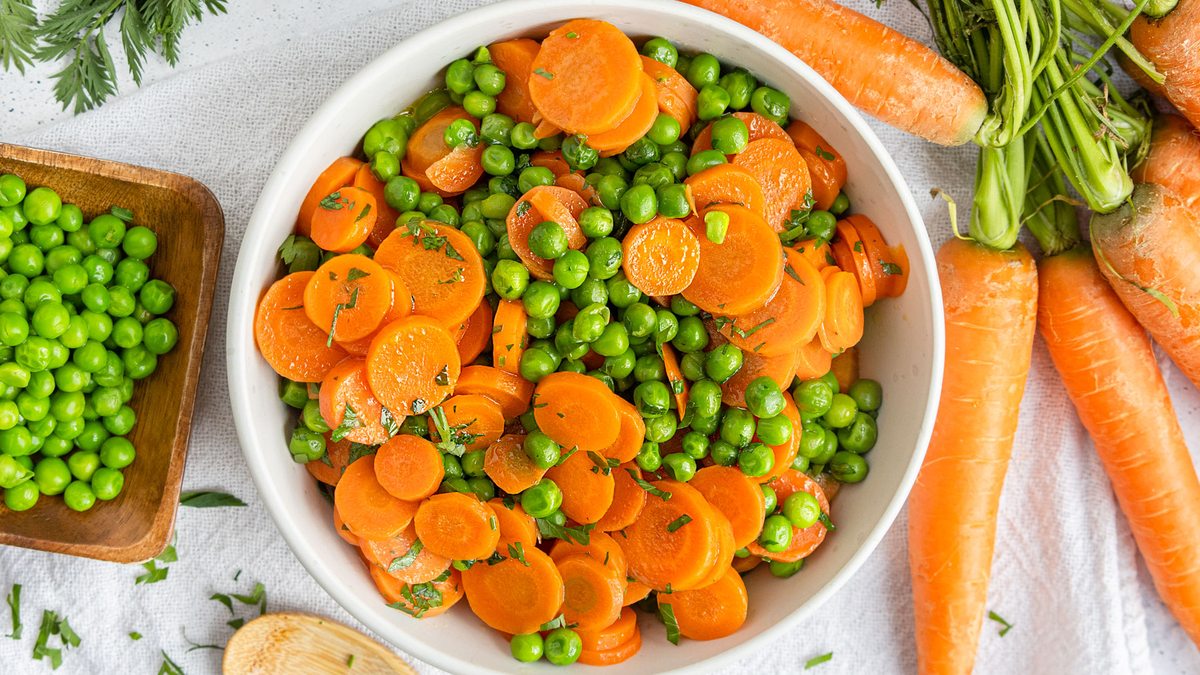 Erbsen-Möhren-Gemüse: einfach & lecker | Rezept - eat.de